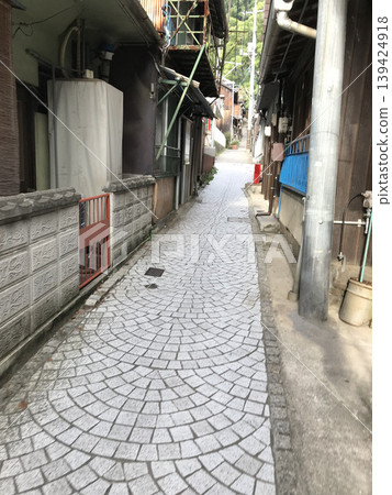 日本古色古香的後巷 | 狹窄的鵝卵石街道和充滿懷舊氣息的小鎮風光 日本古色古香的後巷 | 狹窄的鵝卵石街道和充滿懷舊氣息的小鎮風光 139424918
