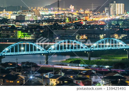 Night view of the Kakogawa Aqueduct Bridge as seen from the observation deck at Hiyokayama Park in Kakogawa City. *The shooting location is indicated in the comments section of the work. Night view of the Kakogawa Aqueduct Bridge as seen from the observation deck at Hiyokayama Park in Kakogawa City. *The shooting location is indicated in the comments section of the work. 139425491