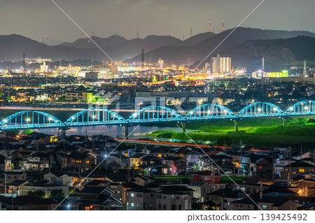 從加古川市日代岡山公園的觀景台上眺望加古川渡槽橋的夜景。 *拍攝地點已在作品的註釋部分註明。 從加古川市日代岡山公園的觀景台上眺望加古川渡槽橋的夜景。 *拍攝地點已在作品的註釋部分註明。 139425492