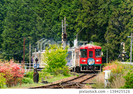 明智鐵道的 Agar-Agar 列車（4 節車廂編組）穿過岩村站附近的山區。 139425528