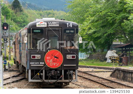 The Akechi Railway's Agar-Agar Train (4-car formation) runs through the mountainous landscape near Iwamura Station. The Akechi Railway's Agar-Agar Train (4-car formation) runs through the mountainous landscape near Iwamura Station. 139425530
