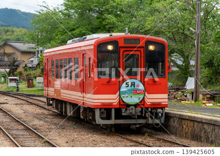 A scene of Akechi Railway's Akechi 102 train exchanging trains with an oncoming train at Iwamura Station. A scene of Akechi Railway's Akechi 102 train exchanging trains with an oncoming train at Iwamura Station. 139425605
