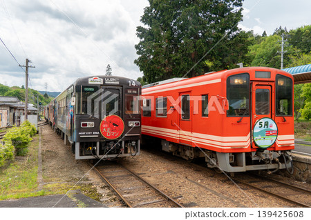 明智鐵道明智102號列車在岩村站與迎面駛來的列車進行換乘的場景。 139425608