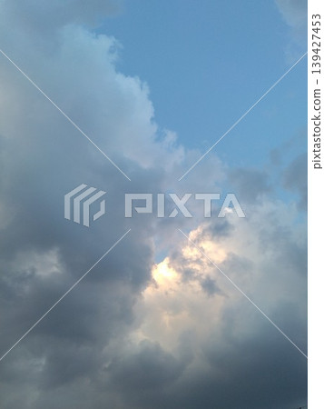 陽光透過雲層偷看 陽光透過雲層偷看 139427453