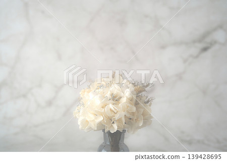 花瓶中的迷你花束（白色）（大理石背景） 139428695