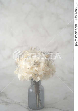 花瓶中的迷你花束（白色）（大理石背景） 139428696