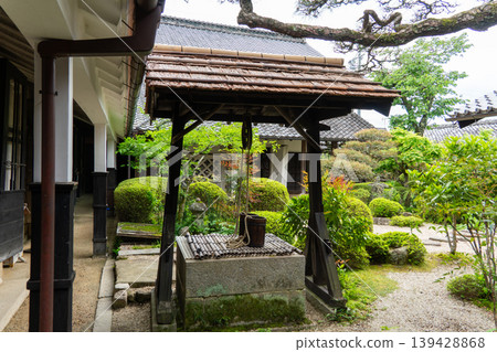 這是由惠那市指定的文化遺產——勝川屋庭院內現存的水井的景象。 139428868
