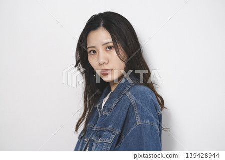 身著牛仔服飾的女性 139428944