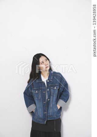 身著牛仔服飾的女性 身著牛仔服飾的女性 139428958