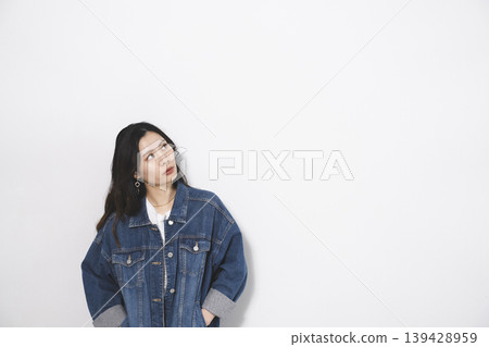 身著牛仔服飾的女性 身著牛仔服飾的女性 139428959