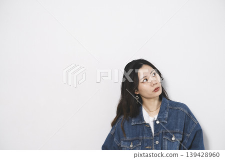 身著牛仔服飾的女性 身著牛仔服飾的女性 139428960