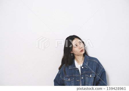 身著牛仔服飾的女性 身著牛仔服飾的女性 139428961