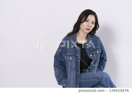 身著牛仔服飾的女性 身著牛仔服飾的女性 139428976