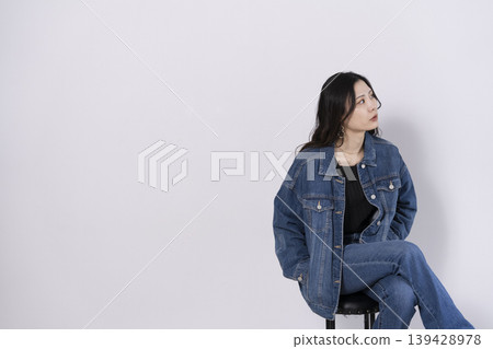 Women in denim fashion 139428978