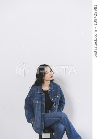 Women in denim fashion 139428983