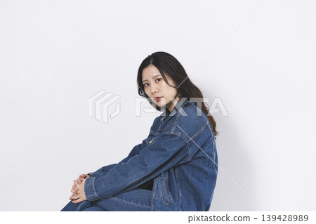 身著牛仔服飾的女性 139428989