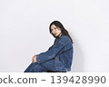 Women in denim fashion 139428990