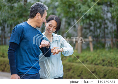戶外運動的男男女女 戶外運動的男男女女 139429283