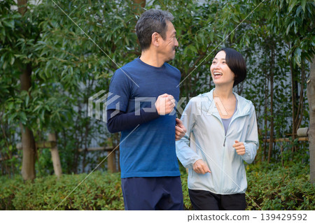 男人和女人擁抱著微笑 男人和女人擁抱著微笑 139429592