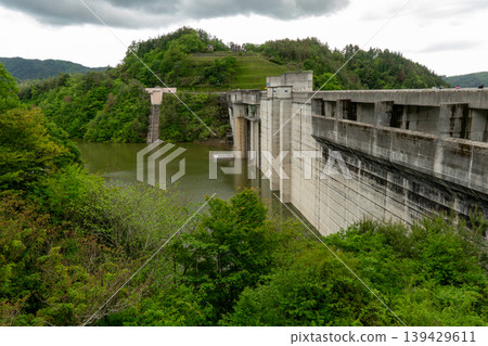 The scenery of the Orikawa Dam and the lake nestled in the mountains. The scenery of the Orikawa Dam and the lake nestled in the mountains. 139429611