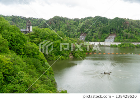 折川水壩和山脈環繞的湖泊景色優美。 折川水壩和山脈環繞的湖泊景色優美。 139429620
