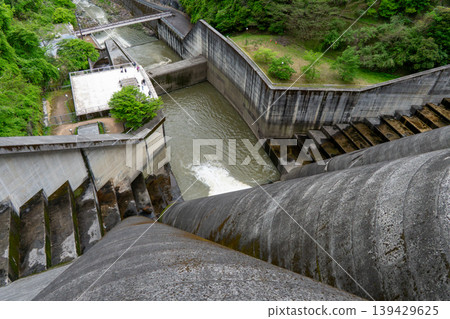 The scenery of the Orikawa Dam and the lake nestled in the mountains. The scenery of the Orikawa Dam and the lake nestled in the mountains. 139429625