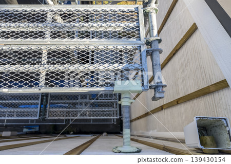 Substrate work and scaffolding for the old exterior walls; 2nd floor exterior wall renovation. Substrate work and scaffolding for the old exterior walls; 2nd floor exterior wall renovation. 139430154