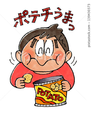 一個男孩在吃薯片 139430373