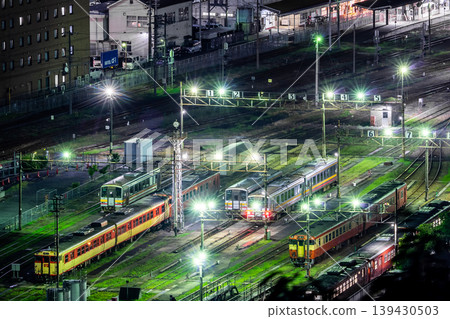 津山鐵道博物館和津山市中心的夜景,機車庫燈火通明。 *照片拍攝地點已在評論區註明。 津山鐵道博物館和津山市中心的夜景,機車庫燈火通明。 *照片拍攝地點已在評論區註明。 139430503