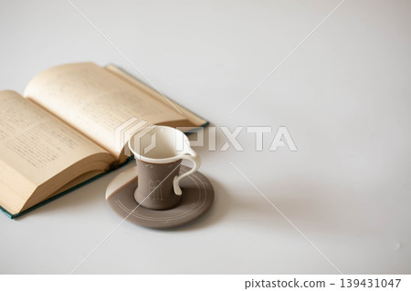 咖啡杯和書 139431047