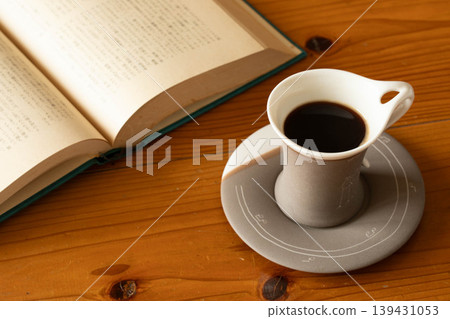 一個寧靜的下午,可以讀書喝咖啡。 一個寧靜的下午,可以讀書喝咖啡。 139431053