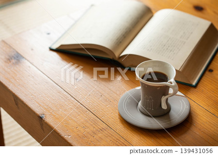 一個寧靜的下午,可以讀書喝咖啡。 一個寧靜的下午,可以讀書喝咖啡。 139431056