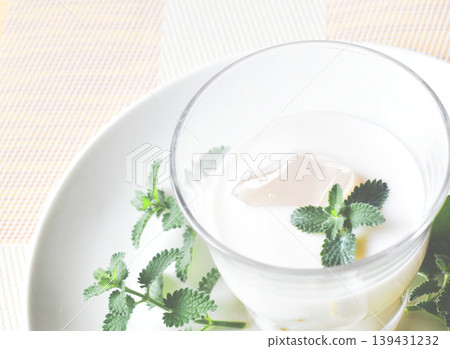 特寫鏡頭:一杯優格正在飲用 特寫鏡頭:一杯優格正在飲用 139431232