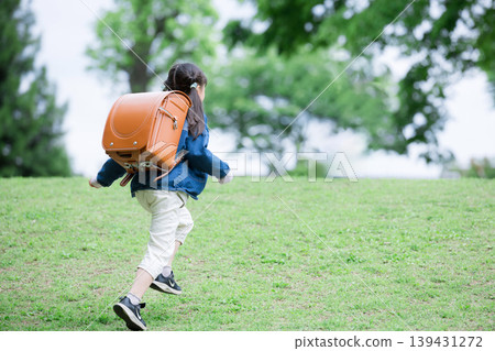 A full-body portrait of an energetic elementary school student running with a schoolbag, depicting the image of a young elementary school student going to and from school, and their growth. A full-body portrait of an energetic elementary school student running with a schoolbag, depicting the image of a young elementary school student going to and from school, and their growth. 139431272