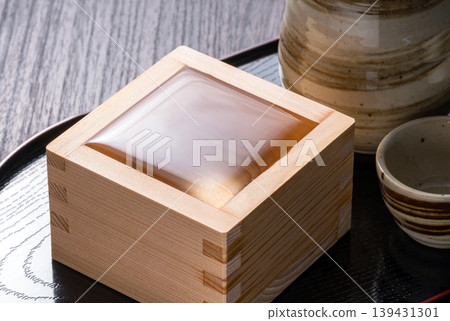 盛裝在木製枡杯中的清酒 盛裝在木製枡杯中的清酒 139431301