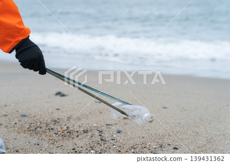 人們在海灘上撿垃圾 139431362