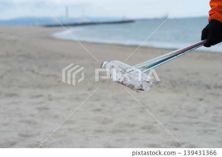 人們在海灘上撿垃圾 139431366