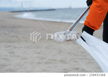 人們在海灘上撿垃圾 139431368
