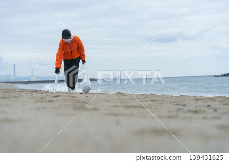 People picking up trash on the beach People picking up trash on the beach 139431625