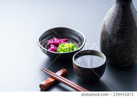 一張日式風格的清酒和醃菜圖片。 一張日式風格的清酒和醃菜圖片。 139431871