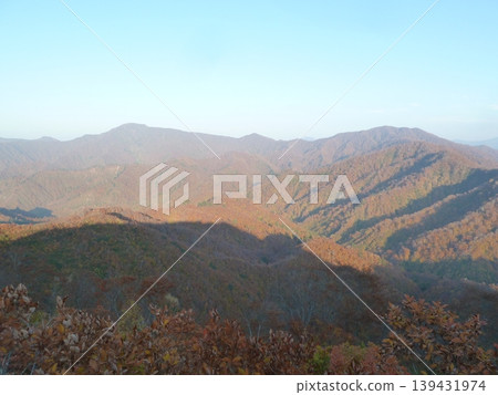 Autumn foliage of the Echigo Mountains as seen from Shiori Pass (Uonuma City, Niigata Prefecture) Autumn foliage of the Echigo Mountains as seen from Shiori Pass (Uonuma City, Niigata Prefecture) 139431974