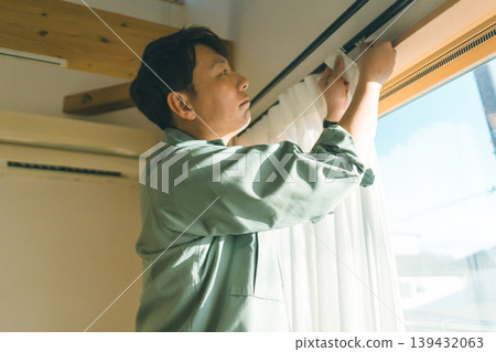 窗簾 窗帘 男人 139432063