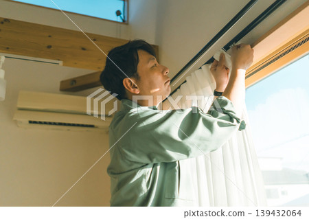 窗簾 窗帘 男人 139432064