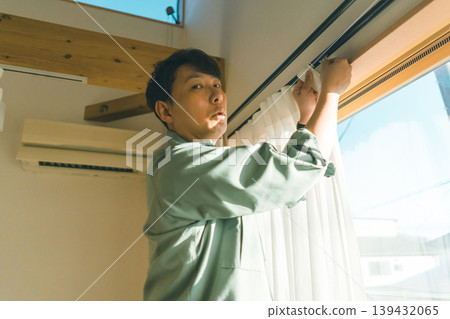 窗簾 窗帘 男人 139432065