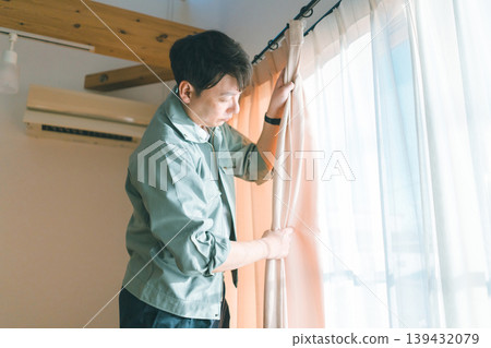 窗簾 窗帘 男人 139432079