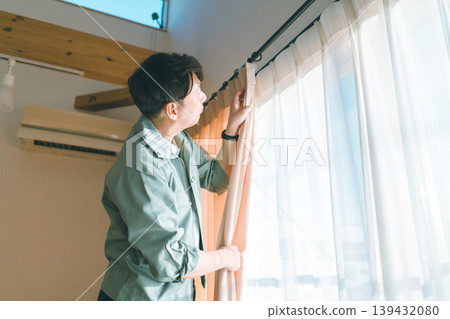 窗簾 窗帘 男人 139432080
