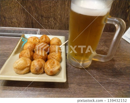 takoyaki and beer 139432152