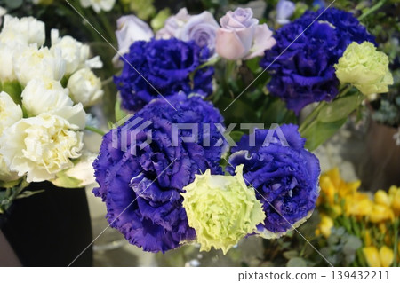 Vibrant Floral Bouquet with Blue and White Roses 139432211