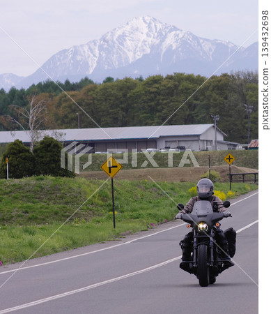 摩托車行駛在以八嶽山脈為背景的地方 摩托車行駛在以八嶽山脈為背景的地方 139432698