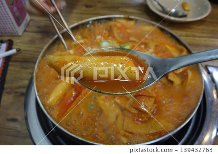 Spoon Holding Spicy Rice Cake in Kimchi Soup 139432763